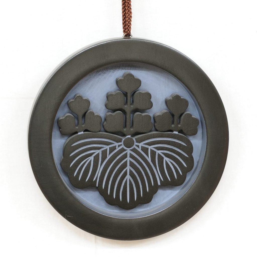 家紋壁掛（小丸）「丸に五三桐」 ギャラリーまきの 信州の木製品と美術工芸品販売の民芸店